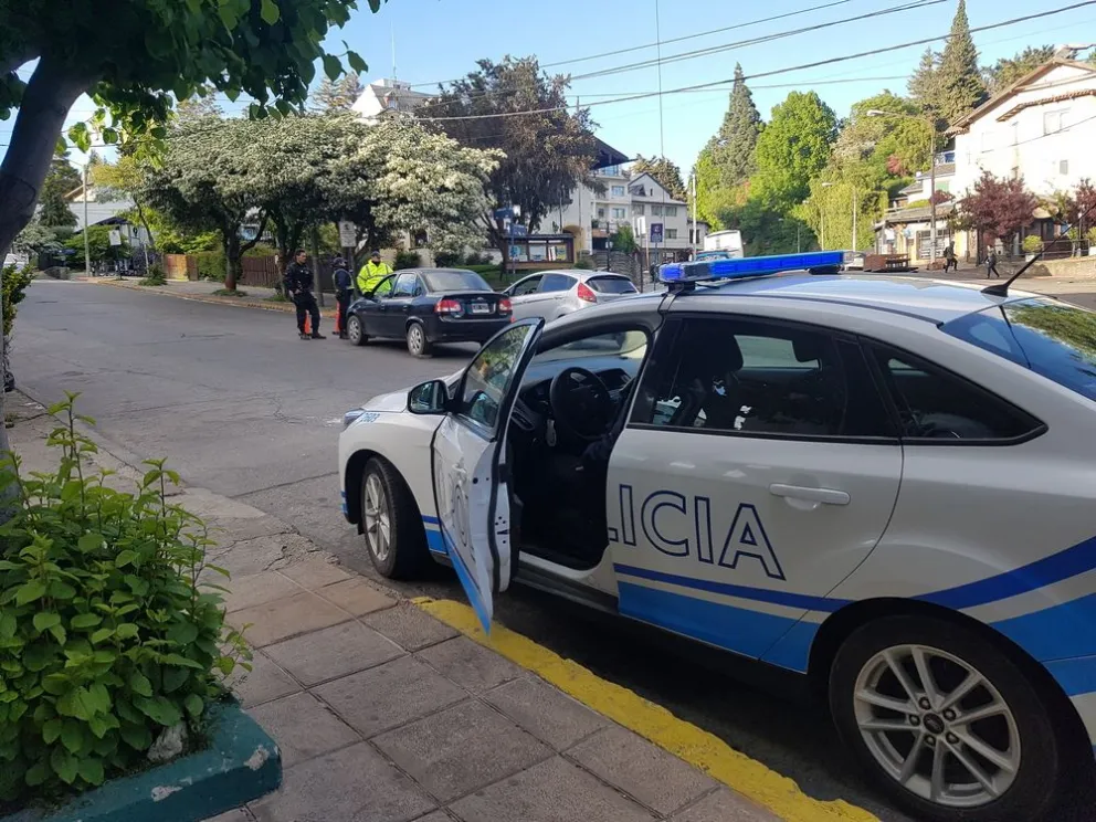 Consumían bebidas alcohólicas en un auto durante la madrugada: cuatro detenidos