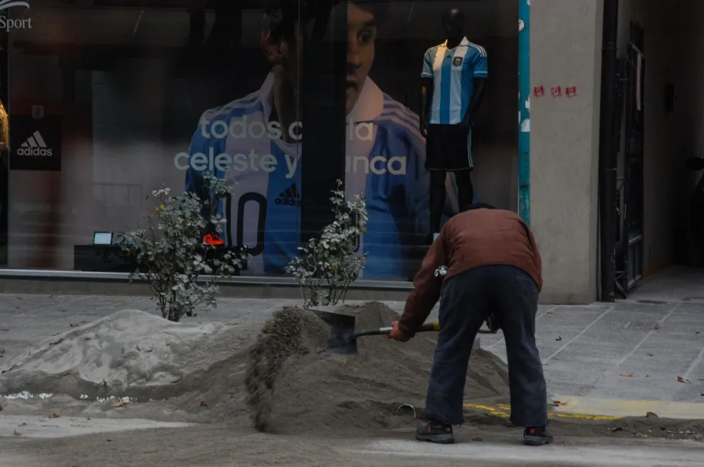 Erupción del Caulle-Puyehue: “Nos unió el espanto”, 10000 personas salieron a limpiar la ciudad
