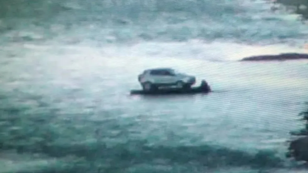 Increíble: quisieron ingresar ilegalmente al país desde Bolivia un vehículo en un gomón 