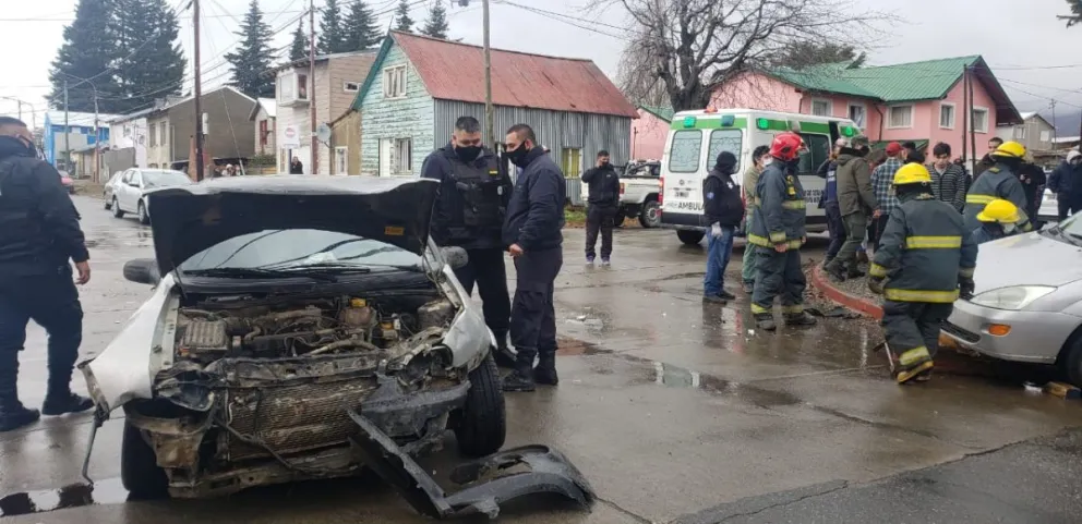 Impactante accidente: una mujer embarazada quedó atrapada y dos hombres alcoholizados fueron detenidos  