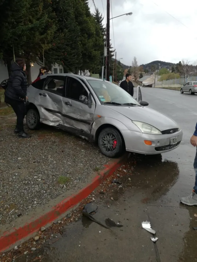 Un adolescente sufrió una fractura en la pierna derecha tras el violento accidente en calle Frey