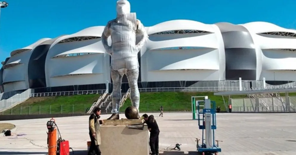 Quedó inaugurada la estatua de cinco metros dedicada a Diego Maradona