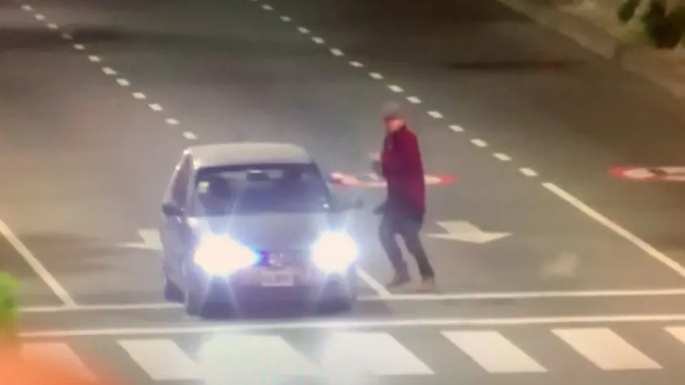 VIDEO: Policía discutió con un limpiavidrios y terminó disparándole en la pierna