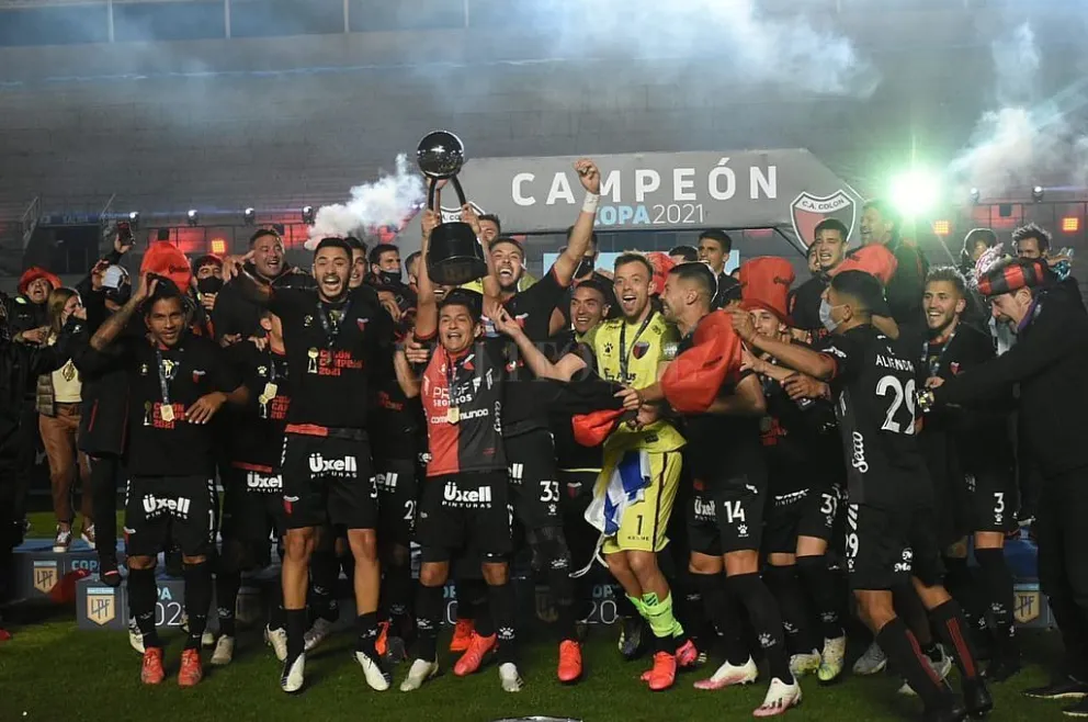 Colón goleó a Racing 3-0 y es el nuevo campeón de la Copa de la Liga Profesional