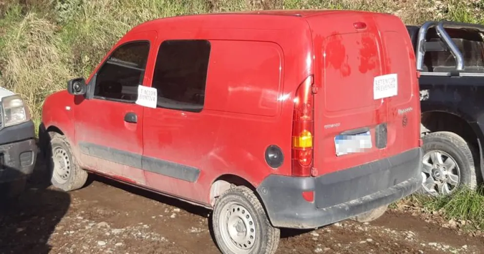 Amagó a frenar por un control, pero aceleró, atropelló a dos mujeres policías y escapó: estaba borracho