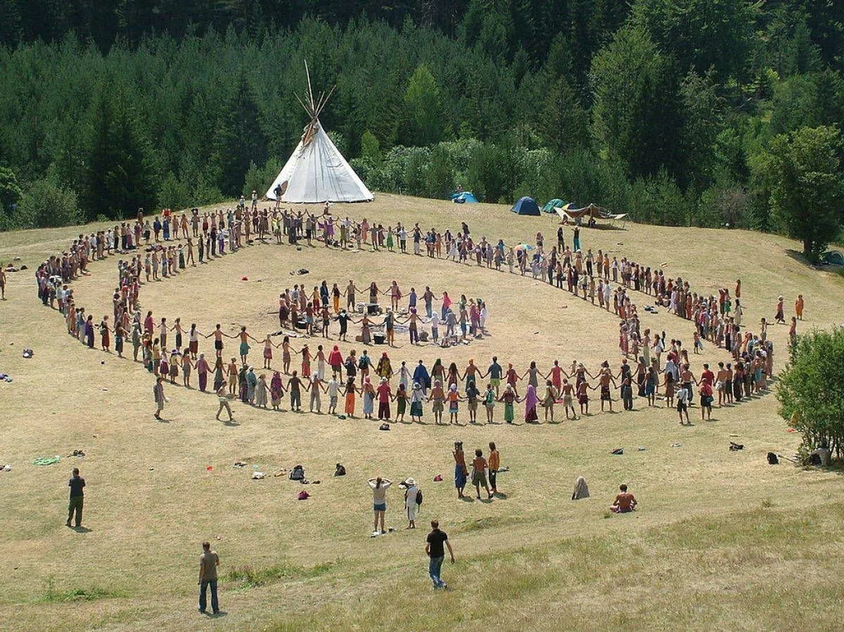 Se reunieron 200 nudistas en un monte a tener sexo y ahora buscan  desalojarlos | Diario El Cordillerano