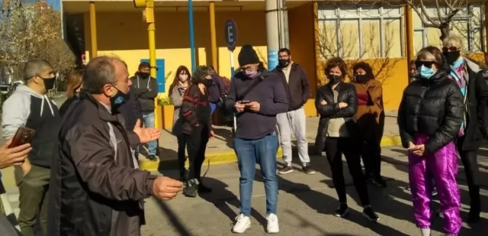 Comerciantes decidieron abrir y hubo tensión con inspectores y policía    