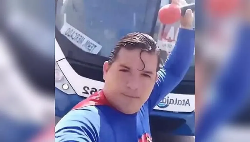 Vestido de Superman intentó frenar un colectivo con la mano y lo atropellaron