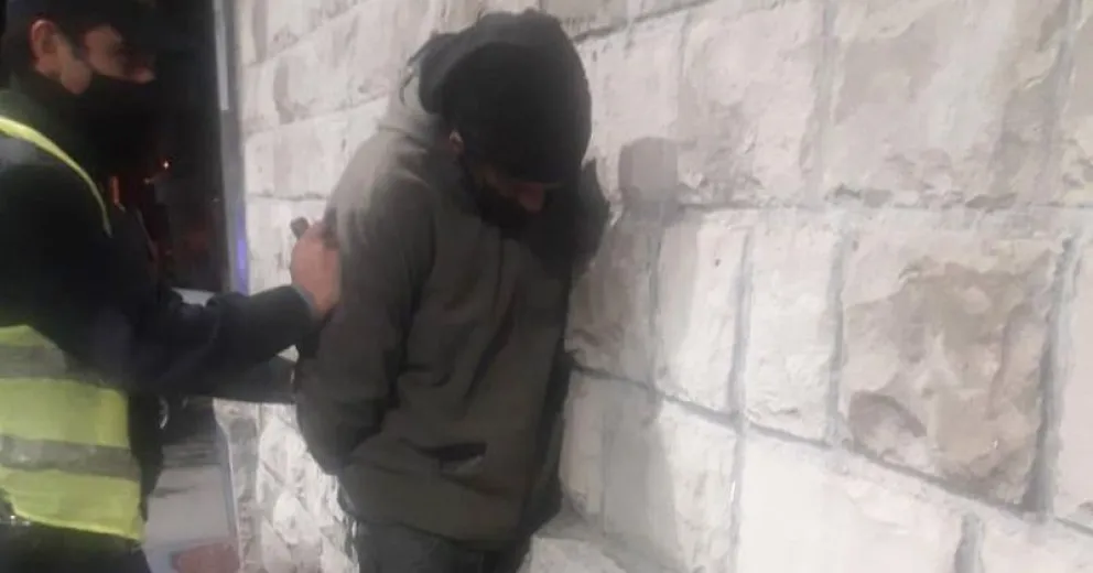 Destrozó la puerta de un local y se robó prendas de cuero por más de 20 mil pesos  