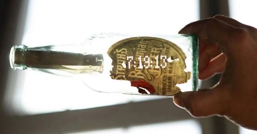 Encuentran una botella de “julio de 1913” con un mensaje en su interior