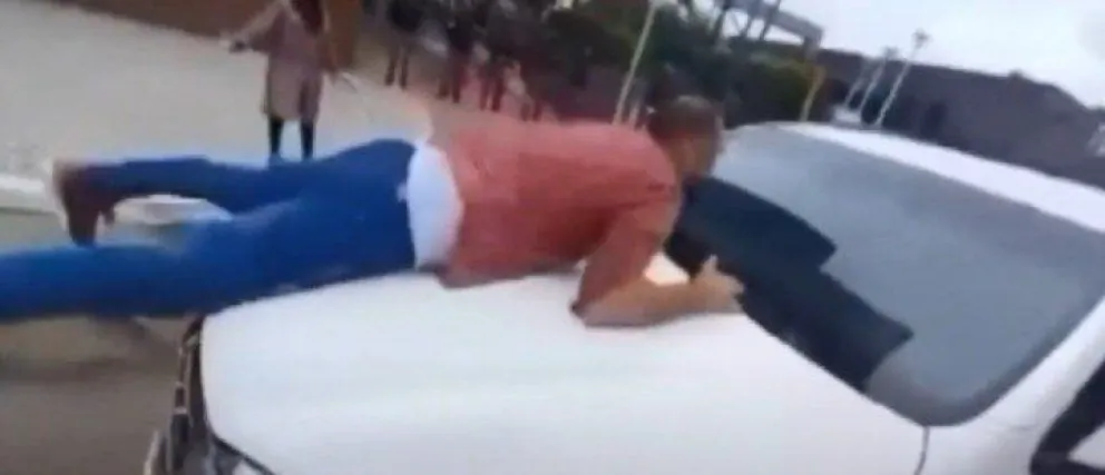 Un Ministro arrastró con su auto a un hombre que marchaba contra las restricciones