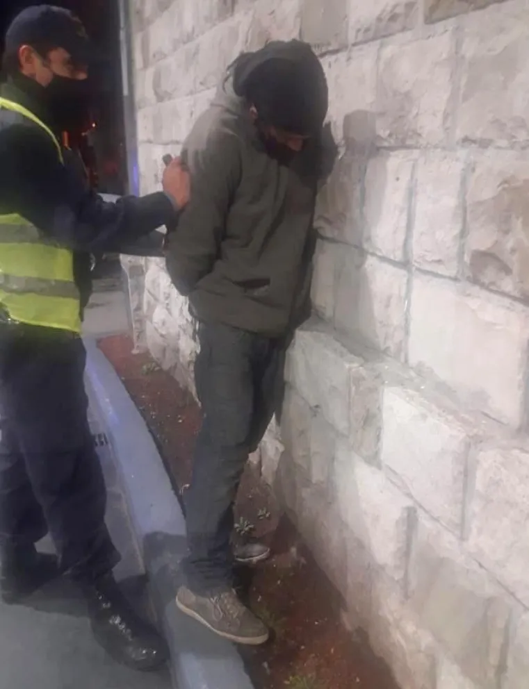 Lo detuvieron el sábado por un robo y el lunes por incumplir restricciones horarias