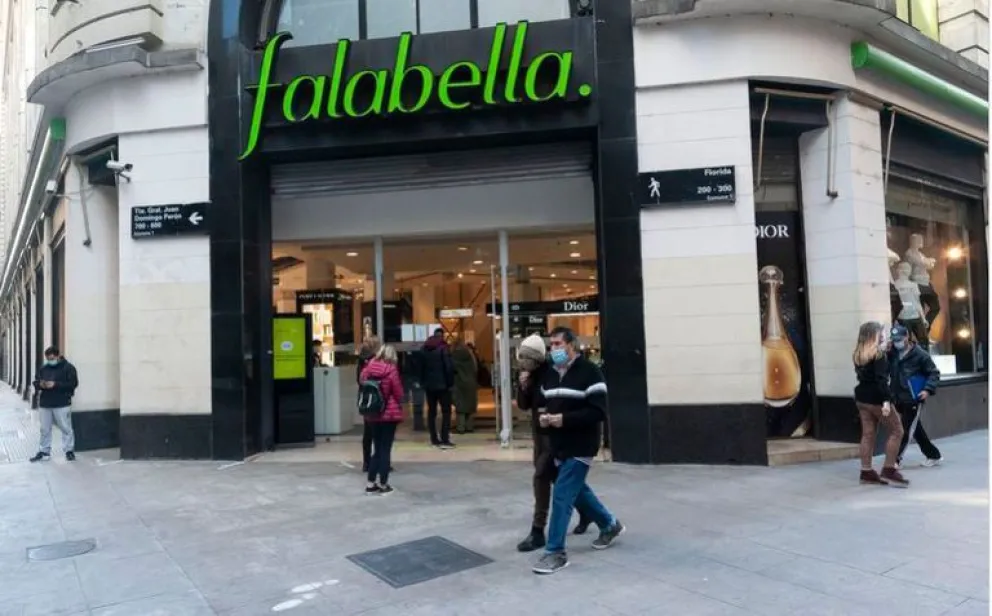 Falabella se va de Argentina y remata más de 10.000: cómo y cuándo participar