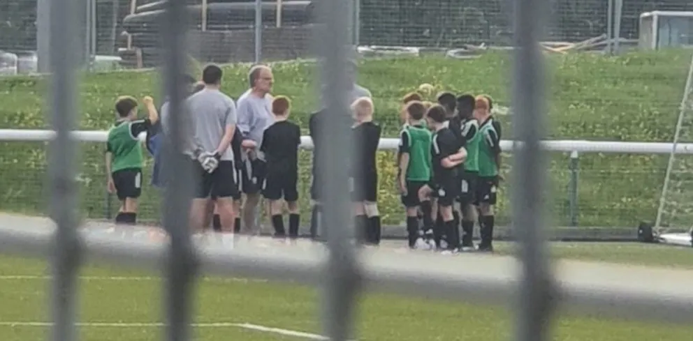 Bielsa no viajó de vacaciones y se quedó a dirigir una práctica de un Sub 11