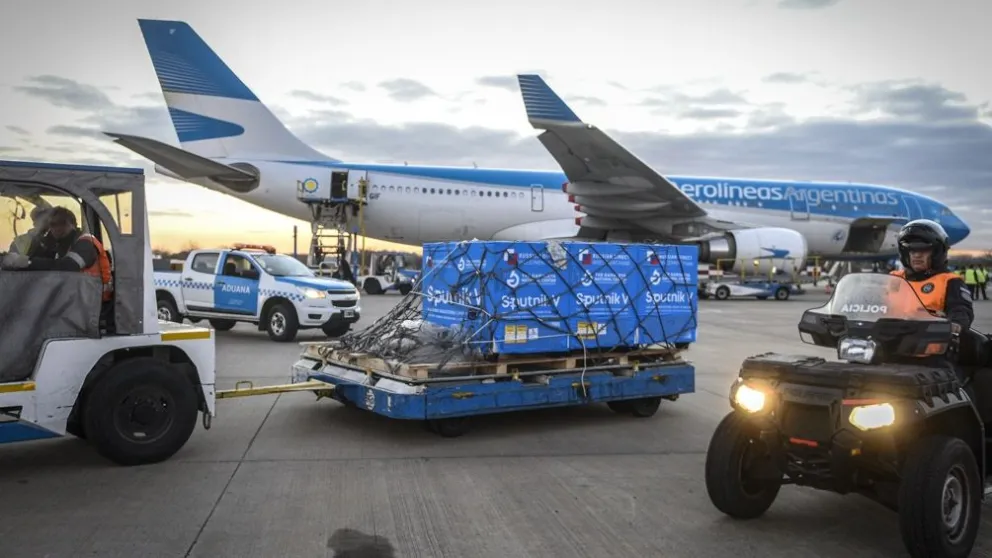 Llegó el vuelo con el reactivo para fabricar la Sputnik V y otras 480 mil dosis