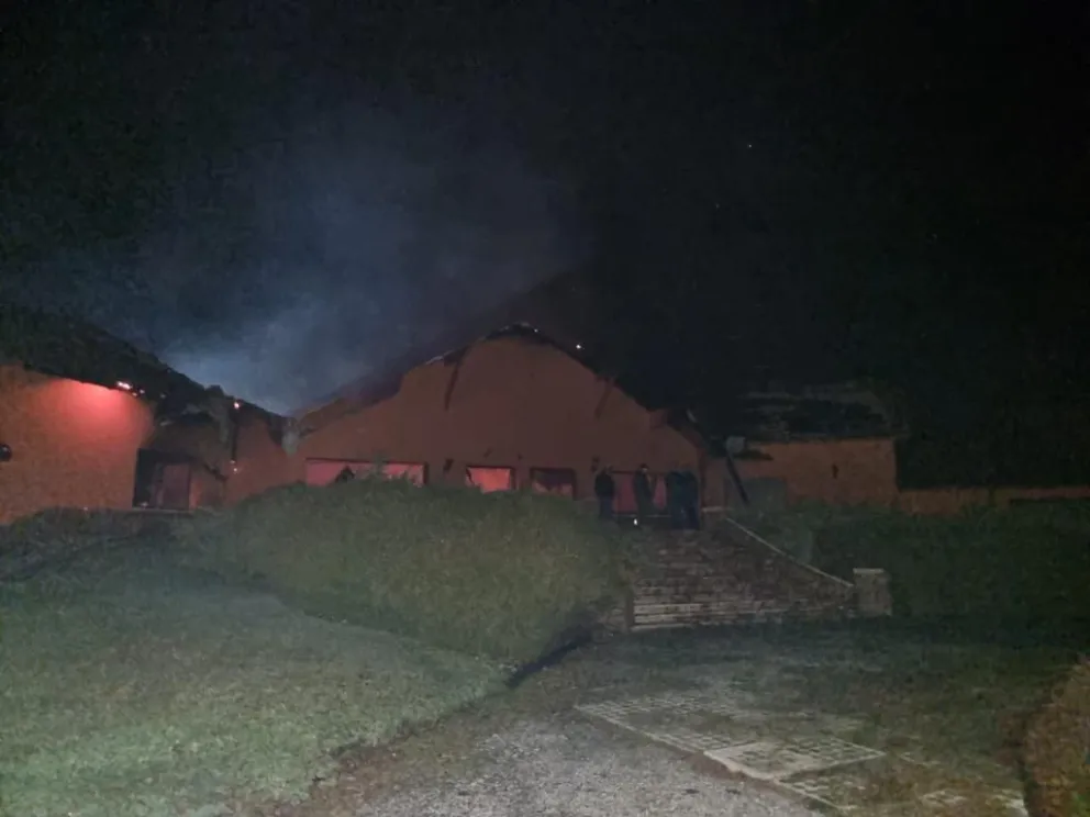 Incendio destruyó un salón de Lago Escondido