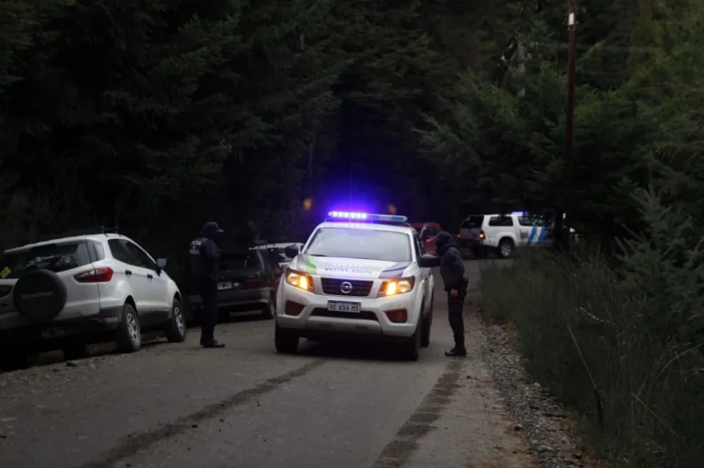 Creen que la joven fallecida se sacaba una foto cuando cayó del puente