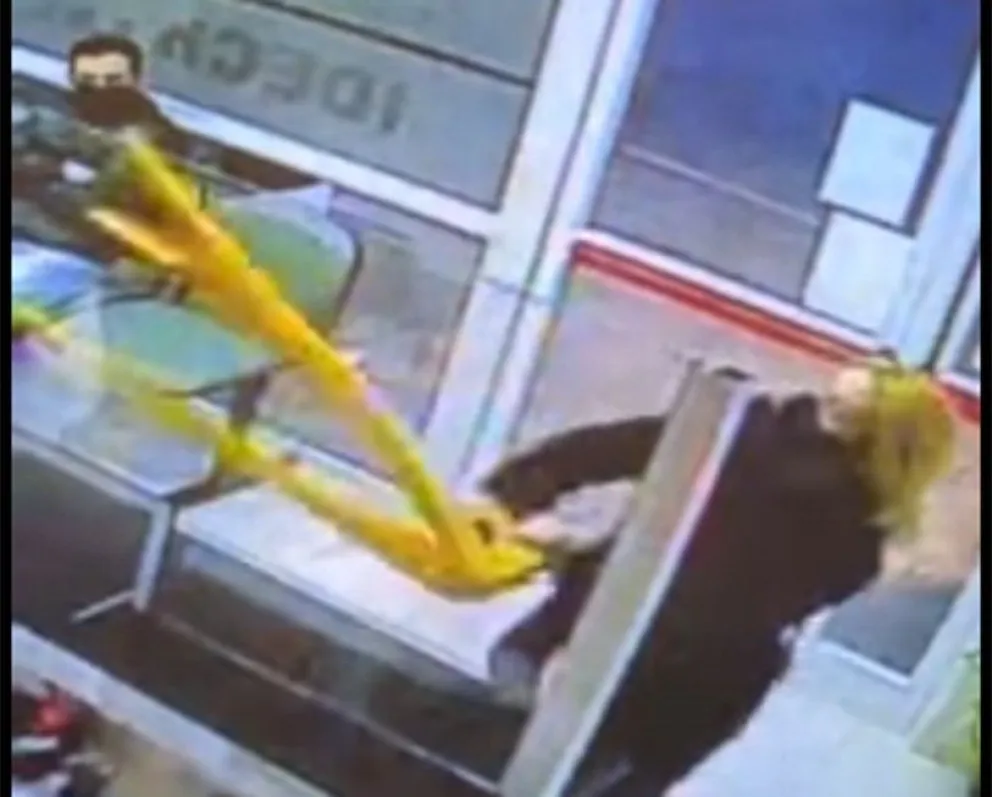 Video insólito: llegó tarde a un turno médico y rompió todo