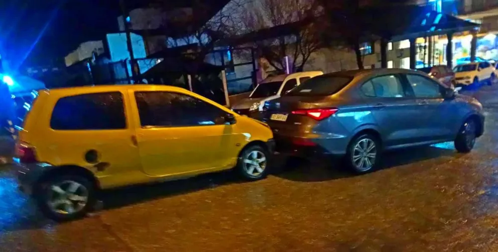 Una mujer se llevó flor de susto cuando un auto sin conductor la chocó de atrás