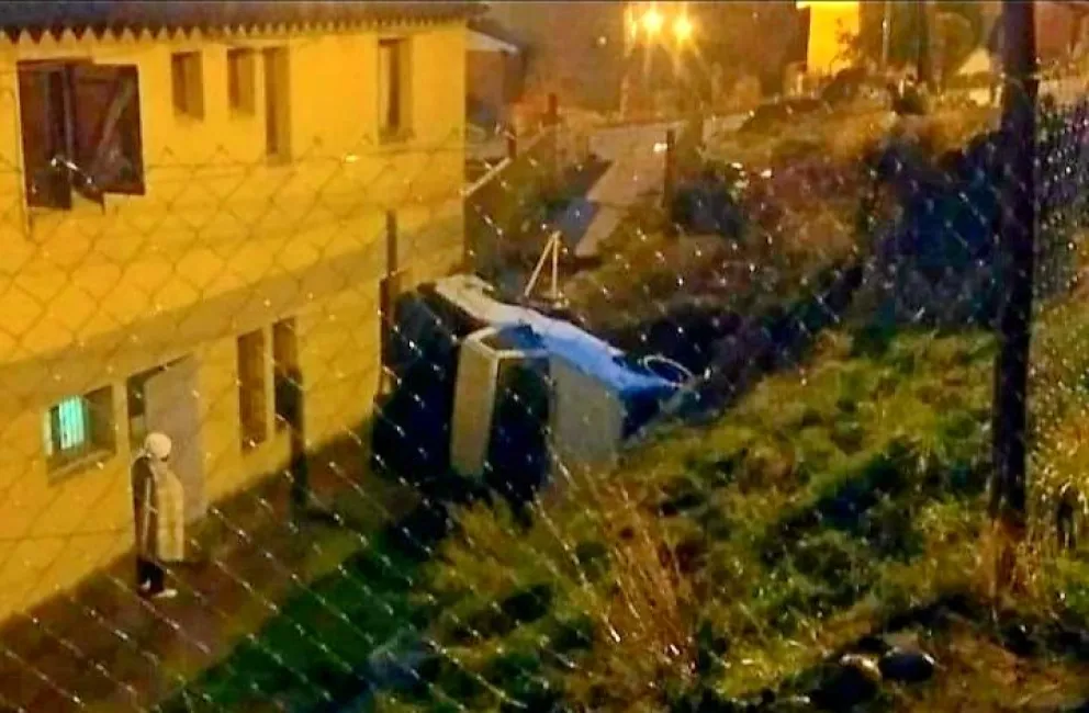 Falló el freno de mano y casi termina adentro de una casa