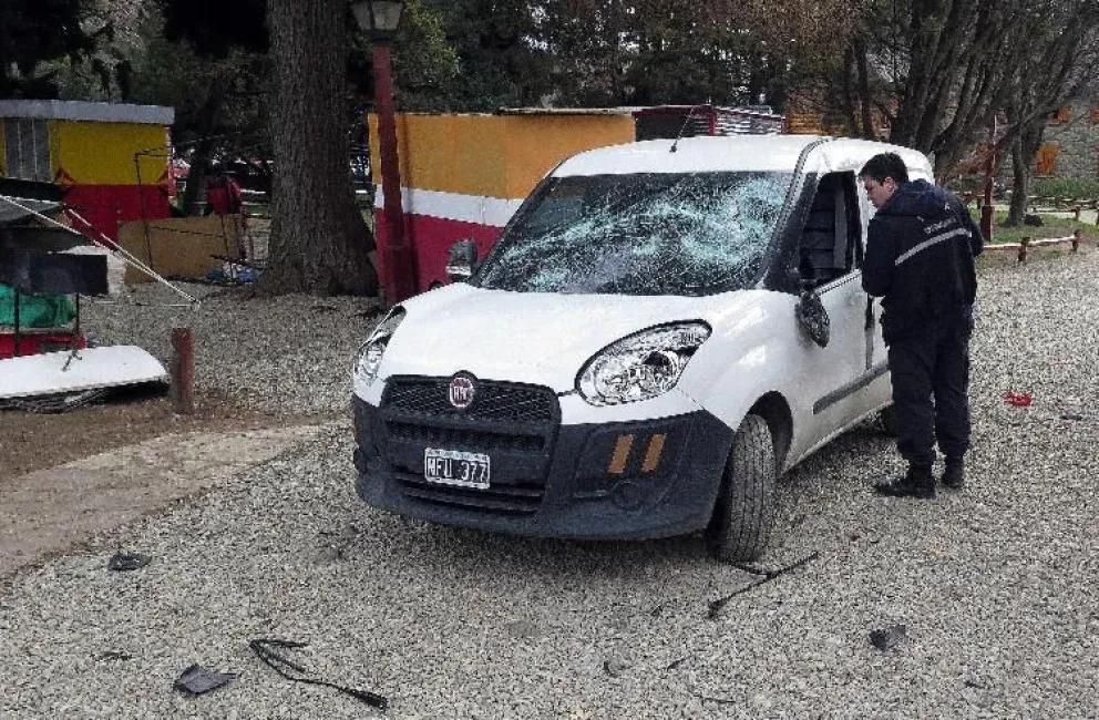 Calentitos los choris: pelearon por el lugar, le destruyó el auto y ahora deberá pagarle