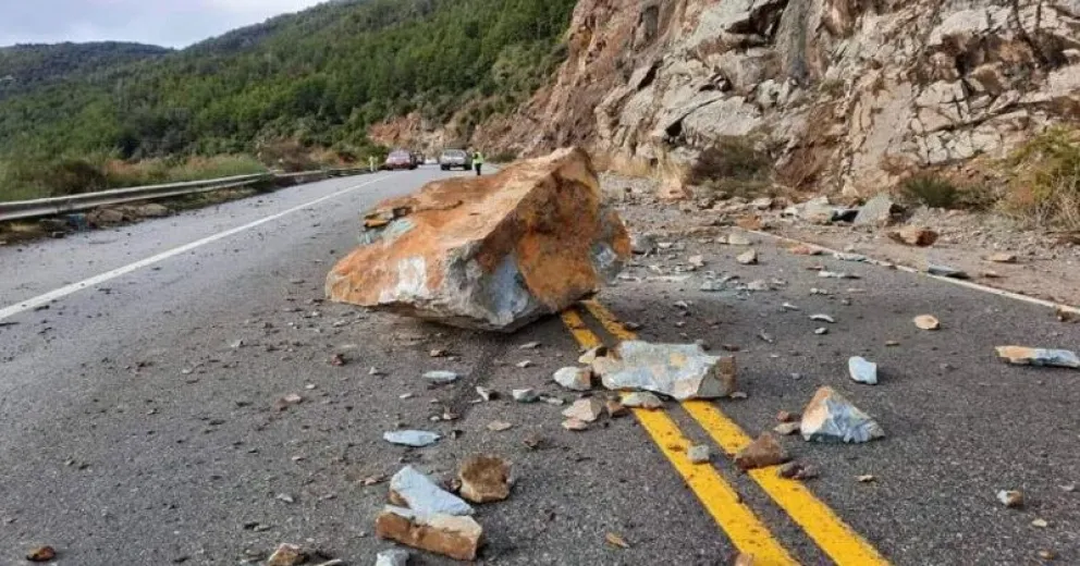 Susto por rocas de gran tamaño que cayeron en el camino de los Siete Lagos  