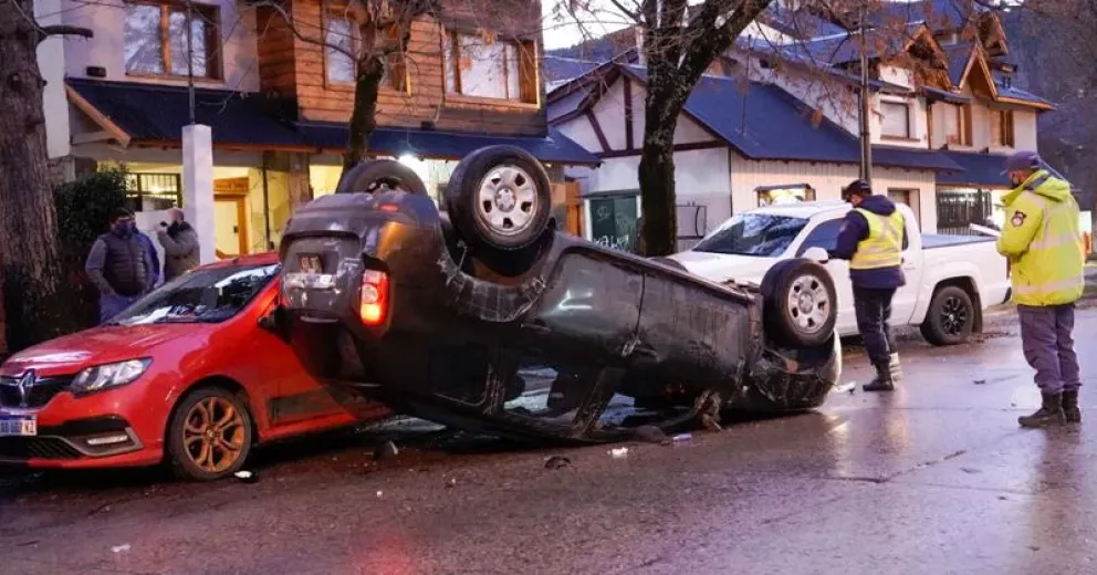 Volcaron en pleno centro de San Martín y dejaron la camioneta tirada