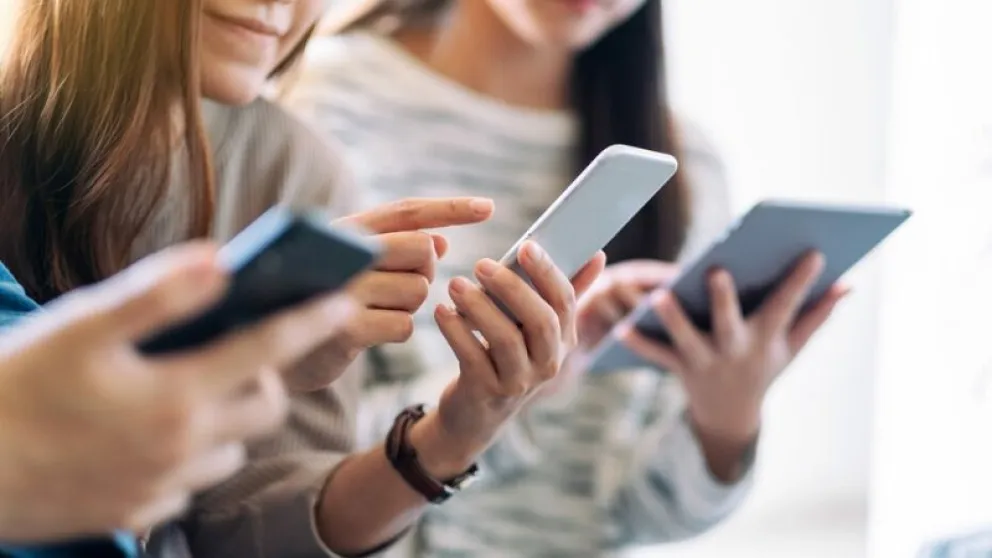 ¡Híper conectados!: Los signos del zodíaco que no se despegan del celular