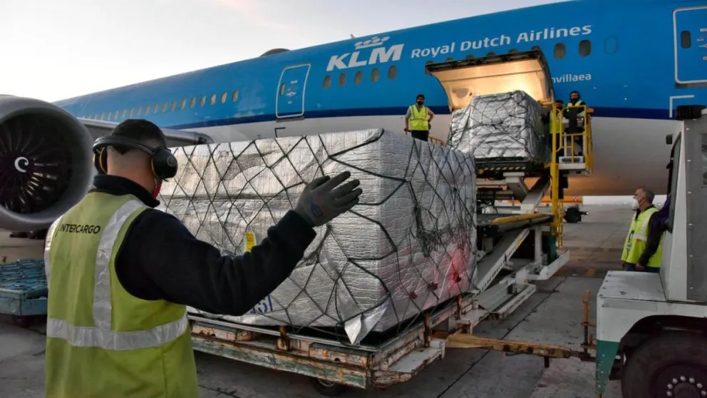 Este lunes llegarán al país casi un millón de vacunas de AstraZeneca