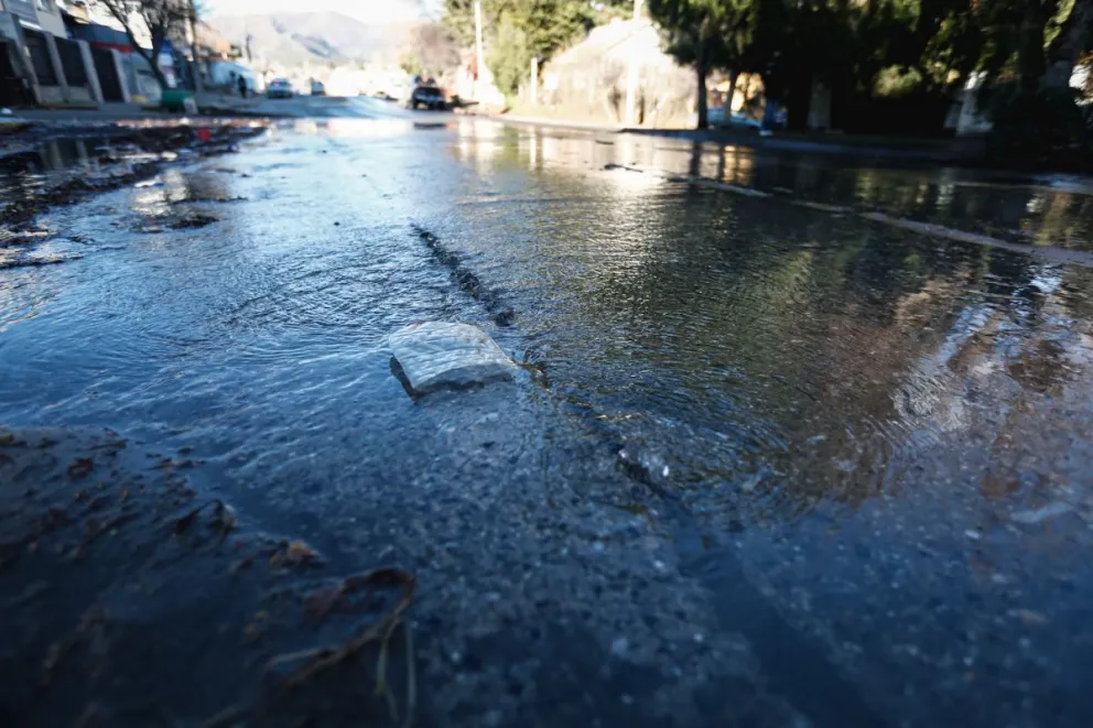 Importante pérdida de agua en Albarracín y 9 de Julio