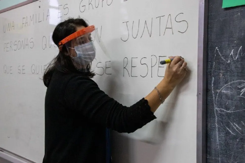 Alumnos, personal docente y no docente podrá circular hasta las 00 horas