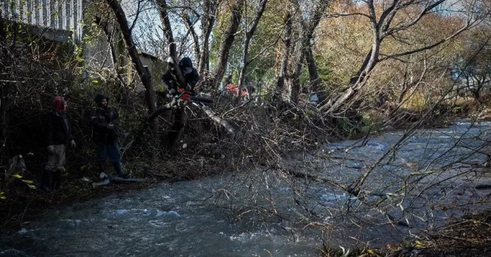 Despejarán las riberas del río Ñireco para mejorar la seguridad hídrica y ciudadana
