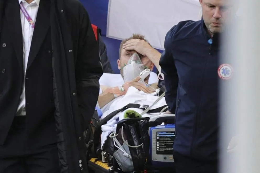 Extremo dramatismo y alivio: se recupera el futbolista danés que sufrió un paro cardíaco en pleno partido