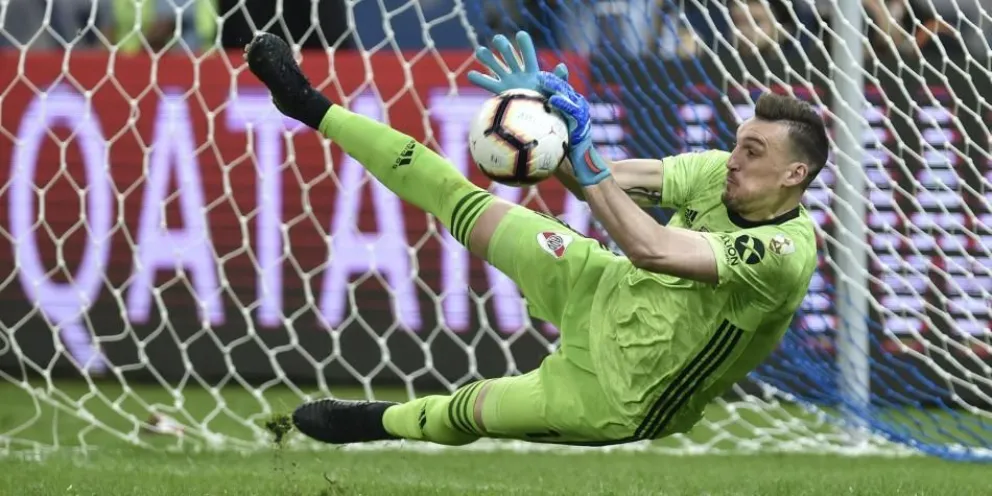 Armani dio negativo y podrá atajar en el debut ante Chile