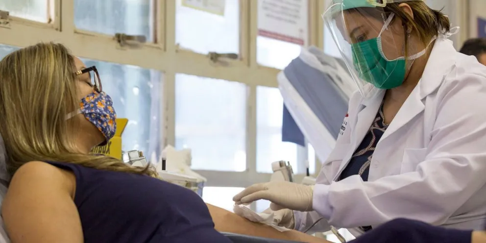 ¿Se puede donar sangre tras recibir la vacuna contra el coronavirus?