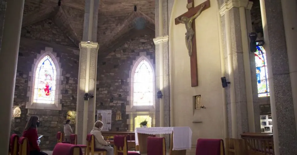 Lo nuevo: abren las iglesias y bibliotecas podrán entregar libros en puerta