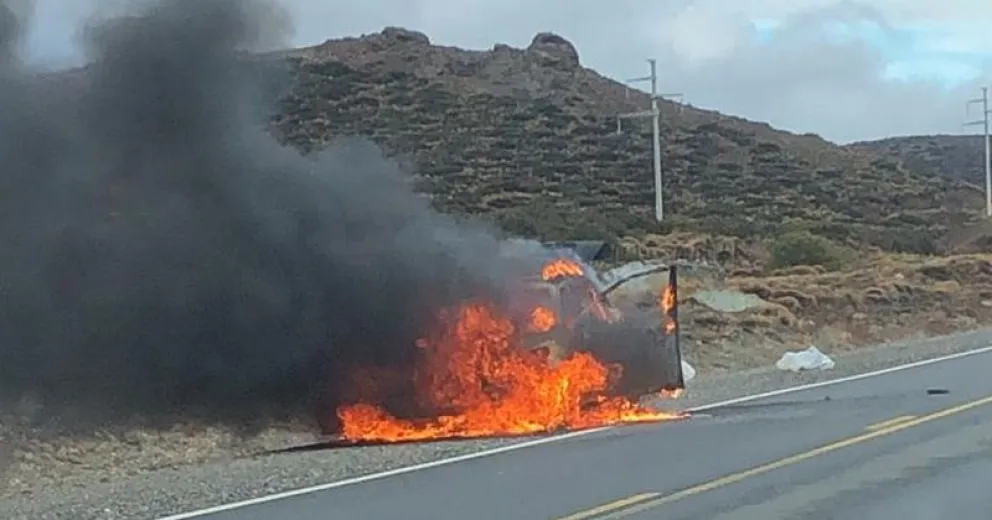 Sintió olor a quemado, se tiró a la banquina y en minutos el fuego consumió su camioneta  
