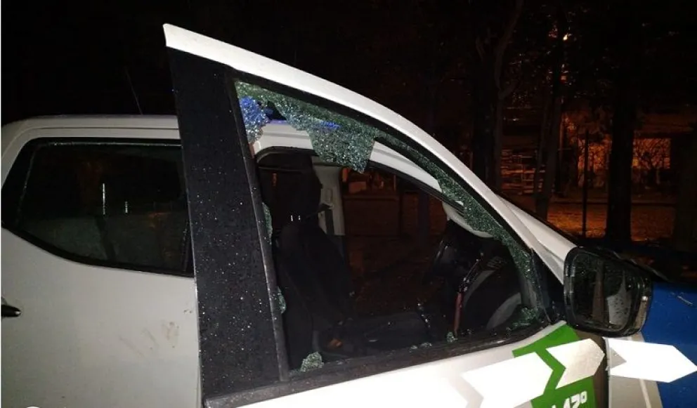 Furia en el 29 de Septiembre: un grupo apedreó un patrullero e hirió a efectivos policiales