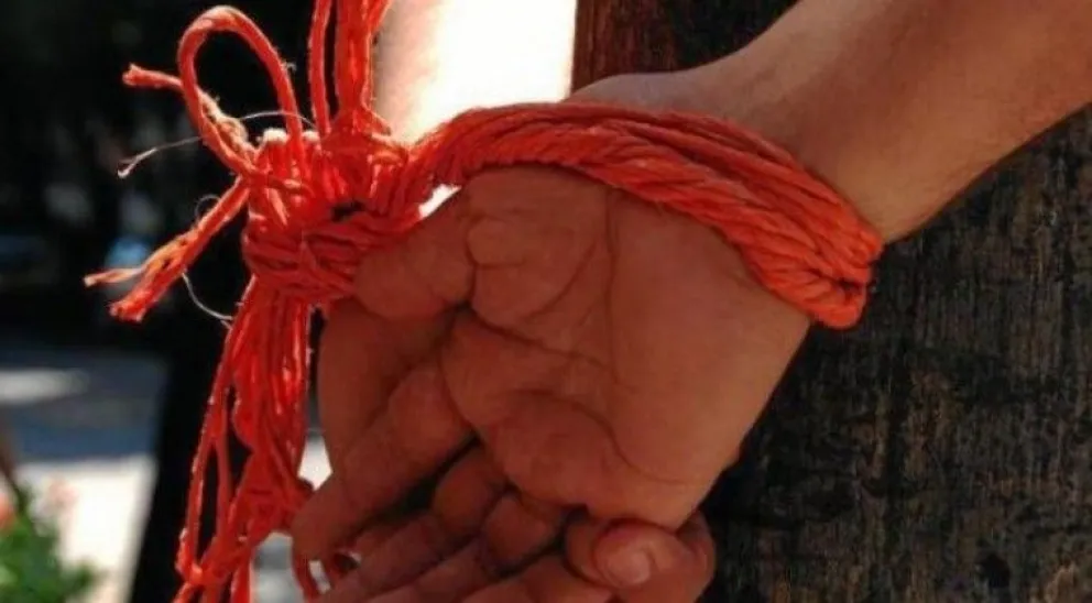 Horror: Un padre ataba a sus tres hijas para que el hermano mayor las violara