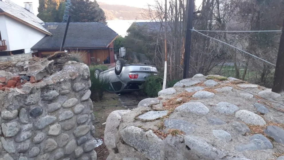 Una pérdida de agua se congeló y provocó un vuelco en la avenida Bustillo