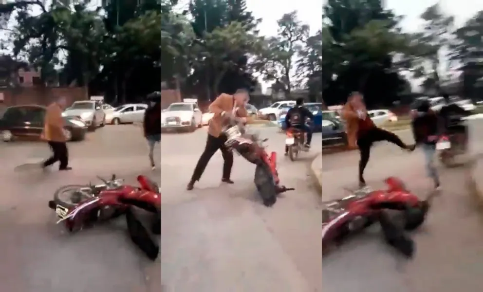 Increíble: un juez atacó a patadas a un motociclista que le rozó la camioneta