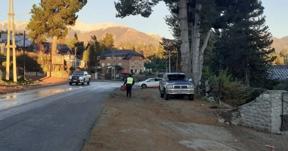 Increíble: volcó otro auto en la misma curva de la Avenida Bustillo