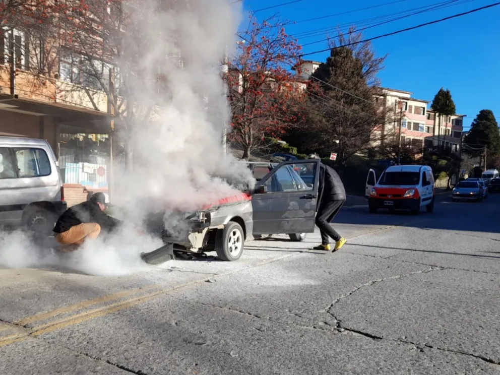 Un auto se incendió tras colisionar a un furgón desde atrás