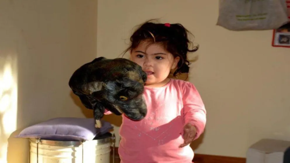 Una nena de 3 años escucha por primera vez a sus padres