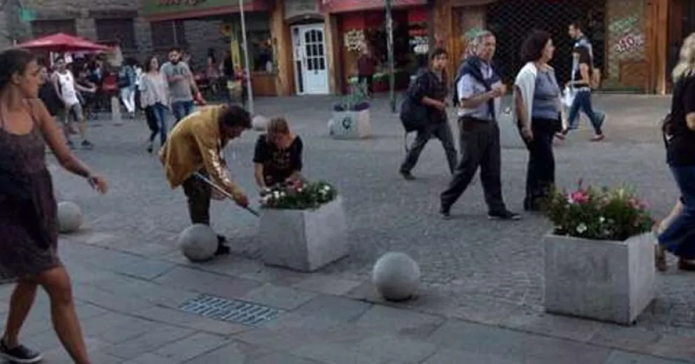 Pintó con aerosol los canteros de calle Mitre, confeccionó cartucheras escolares y fue sobreseída
