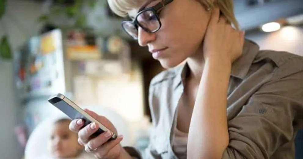 “Text neck”, este síndrome podrías estar padeciendo por usar el celular