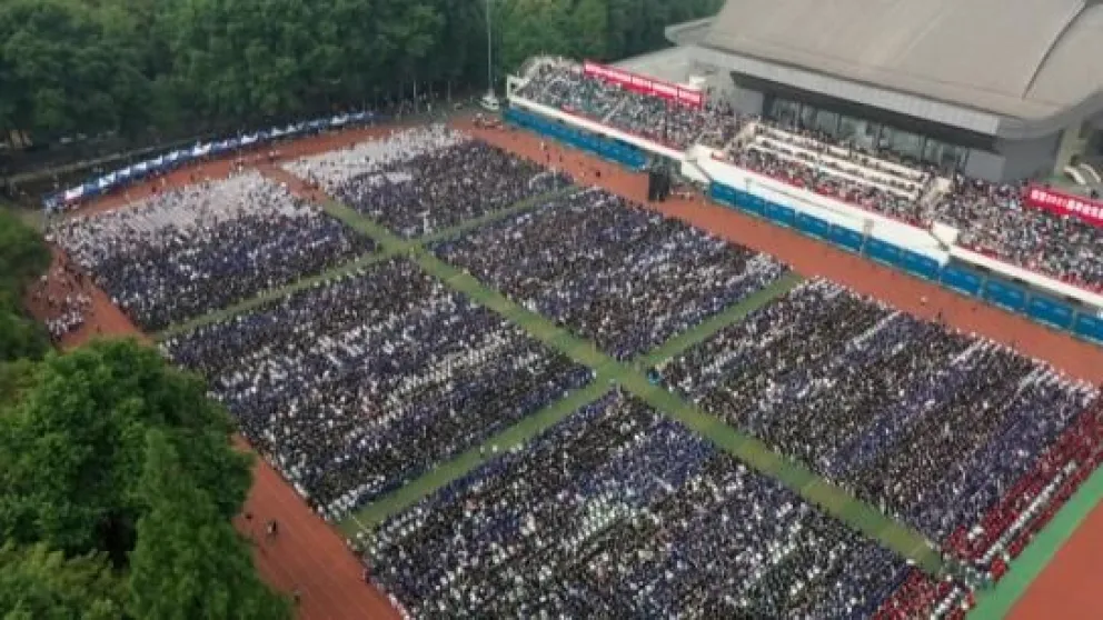 En Wuhan celebraron graduación masiva sin tapaboca ni distanciamiento social