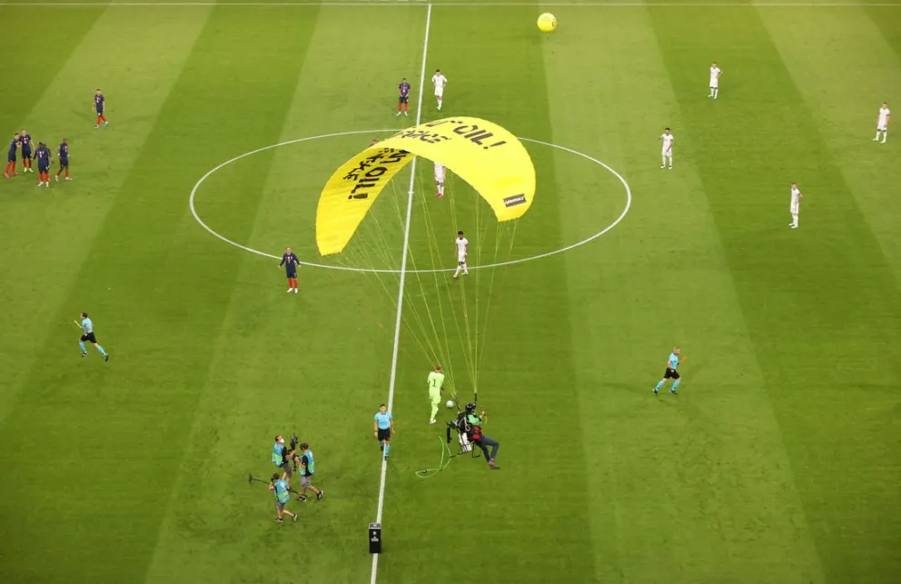 VIDEO: Activista de Greenpeace perdió el control de su paracaídas y cayó en una cancha