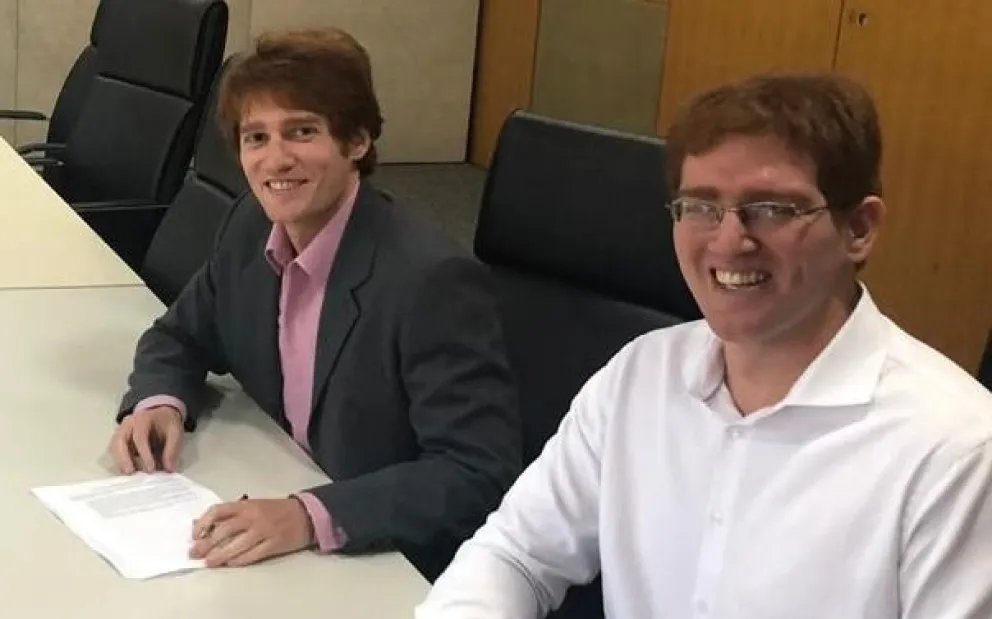 De chicos, les leían libros de ciencia para que durmieran la siesta