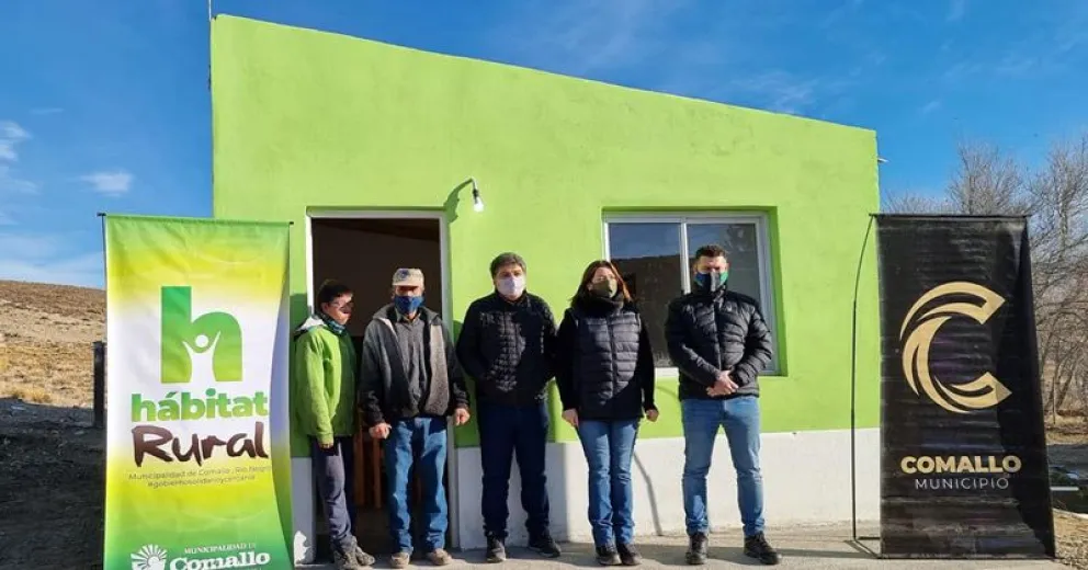 En Comallo entregaron la vivienda que el propio intendente ayudó a construir
